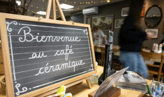 Une ardoise "Bienvenue au Café Céramique" lors d'un atelier dans un Café céramique à Strasbourg, le 21 avril 2026dans le Bas-Rhin ( AFP / SEBASTIEN BOZON )