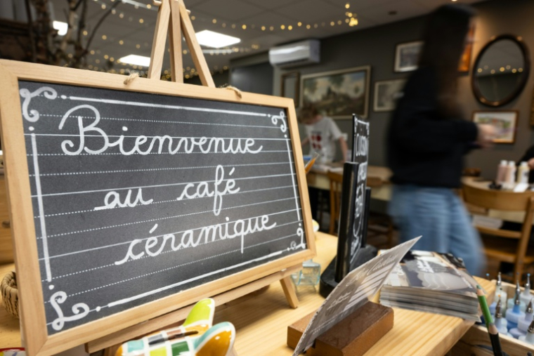 Une ardoise "Bienvenue au Café Céramique" lors d'un atelier dans un Café céramique à Strasbourg, le 21 avril 2026dans le Bas-Rhin ( AFP / SEBASTIEN BOZON )