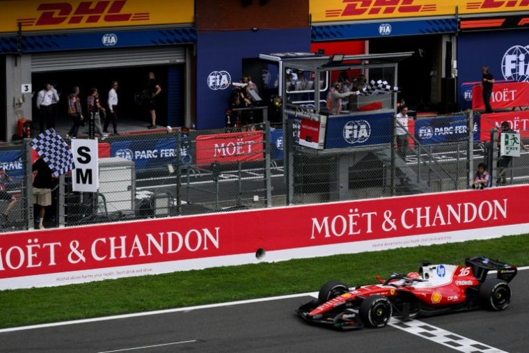 Charles Leclerc franchit le drapeau à damier à l'arrivée du Grand Prix de Belgique, le 19 juillet 2026 à Spa-Francorchamps ( AFP / JOHN THYS )