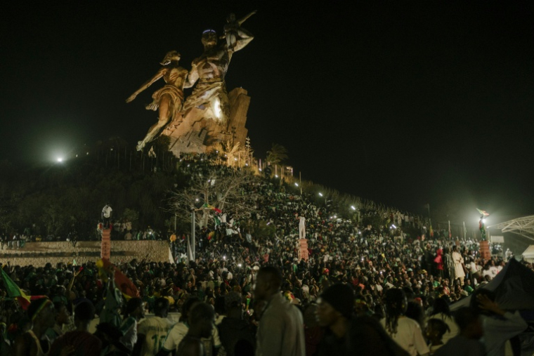 Des supporters de l'équipe de football du Sénégal célèbrent la victoire des Lions de la Teranga en finale de la CAN 2025, le 18 janvier 2026 à Dakar  ( AFP / Carmen Abd Ali )