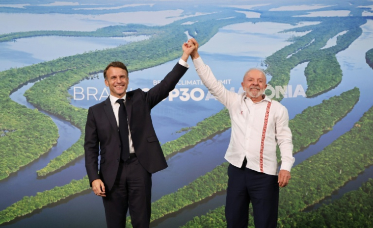 Le président français Emmanuel Macron et son homologue brésilien Lula au sommet précédant la COP30 à Belem le 6 novembre 2025  ( AFP / Ludovic MARIN )