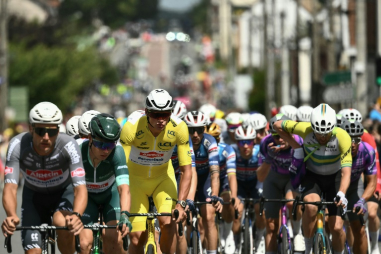 Jaspoer Philipsen avec le maillot vert (2e en partant de la gauche), juste devant le maillot jaune Mathieu van der Poel après le départ de la 3e étape du Tour de France entre Valenciennes et Dunkerque, le 7 juillet 2025 ( AFP / Marco BERTORELLO )
