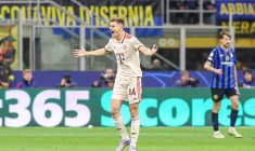 Josip Stanišić perd les pédales et pousse un ramasseur de balle