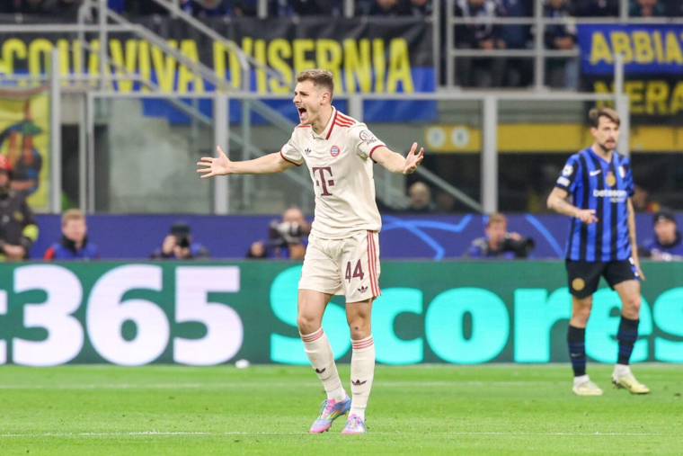 Josip Stanišić perd les pédales et pousse un ramasseur de balle