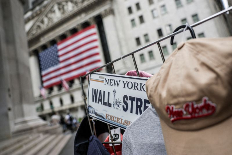 Une plaque de Wall Street est visible sur un étal de vendeur ambulant à l'extérieur de la Bourse de New York (NYSE) à New York City