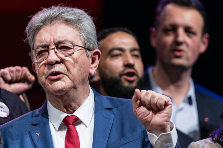 Le fondateur de La France Insoumise (LFI), Jean-Luc Mélenchon, lève le poing lors d'un meeting électoral en soutien au député David Guiraud, candidat aux élections municipales à Roubaix, dans le nord de la France, le 31 janvier 2026 ( AFP / Sameer Al-DOUMY )
