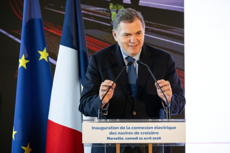 Le ministre des Transports Philippe Tabarot (C) lors de l'inauguration du dispositif de branchement électrique des bateaux de croisière, le 11 avril 2026 à Marseille  ( AFP / CLEMENT MAHOUDEAU )