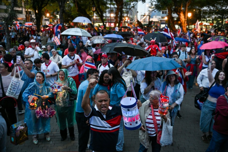 Des manifestants protestent contre un projet de réforme judiciaire, à San José, au Costa Rica, le 14 septembre 2026 ( AFP / Ezequiel BECERRA )