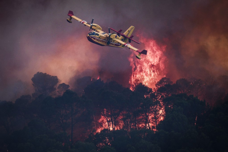 Un Canadair en intervention sur un incendie à Cotignac (Var), en juillet 2026 (illustration) ( AFP / THIBAUD MORITZ )