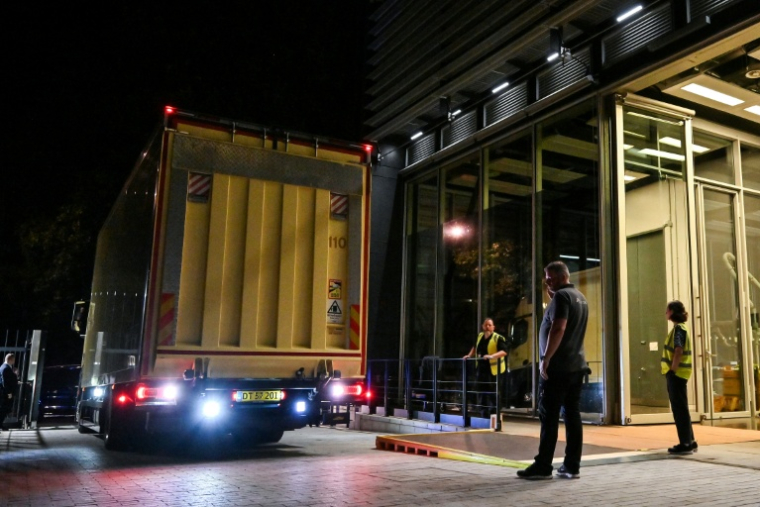 Le camion transportant la tapisserie de Bayeux arrive au British Museum à Londres, le 10 juillet 2026 ( AFP / Richard A. Brooks )