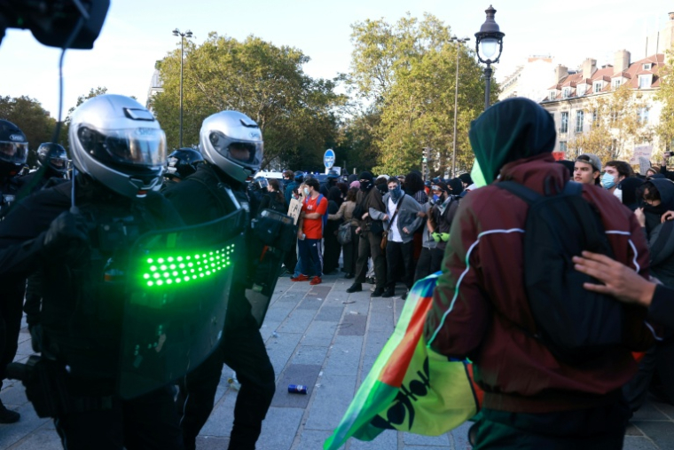 Un policier de la Brav-M muni d'un bouclier stroboscopique lors d'une manifestation lycéenne à Paris, le 8 octobre 2026 ( AFP / Kenzo TRIBOUILLARD )
