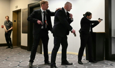 Des agents sont armes au poing après que des détonations ont été entendues au dîner des correspondants de la Maison Blanche, à l'hôtel Washington Hilton, le 25 avril 2026 à Washington ( AFP / Mandel NGAN )