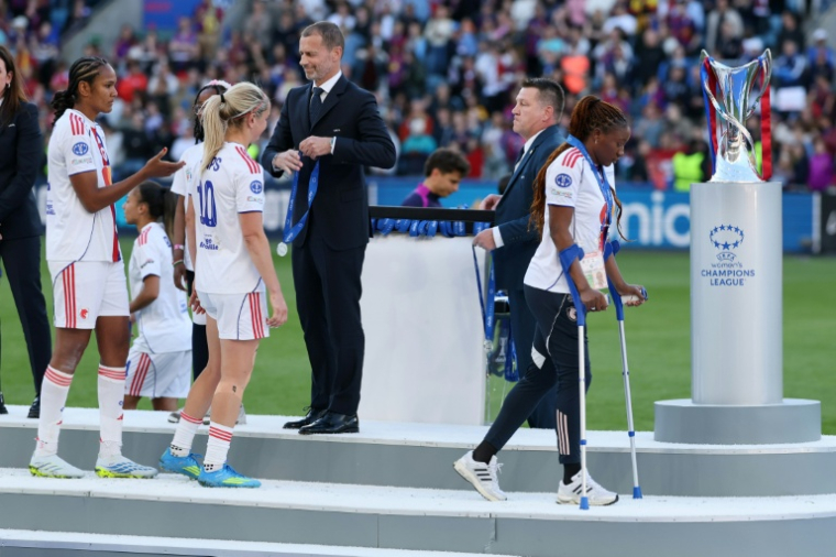 Les Lyonnaises et leur capitaine Wendie Renard (g), battues en finale de la Ligue des champions par Barcelone, le 23 mai 2026 à Oslo ( AFP / Odd ANDERSEN )
