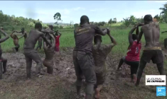 Ouganda : le catch de boue, un sport dérivé du catch américain