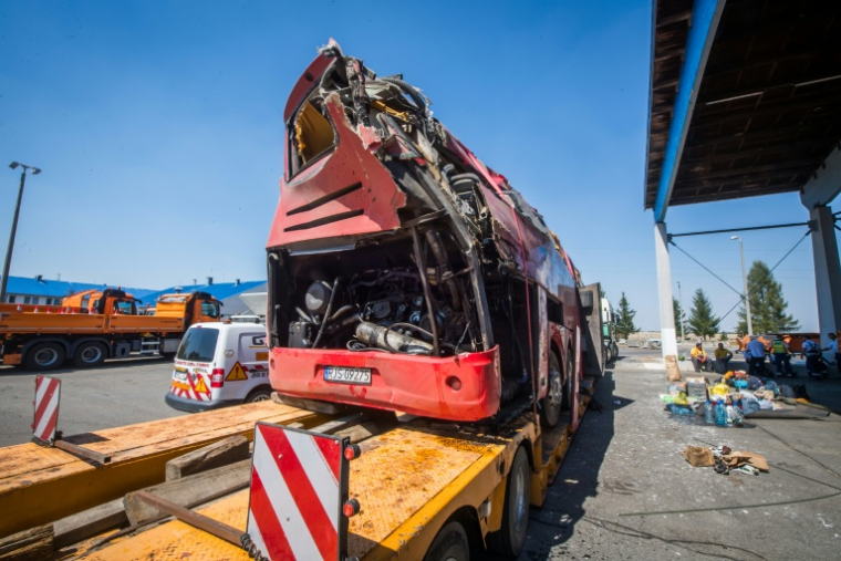 La carcasse d'un car immatriculé en Pologne qui a quitté la chaussée sur une autoroute hongroise faisant 12 morts et au moins 10 blessés graves, le 16 août 2026 près de Miskolc, dans le nord-est du pays  ( AFP / FERENC ISZA )