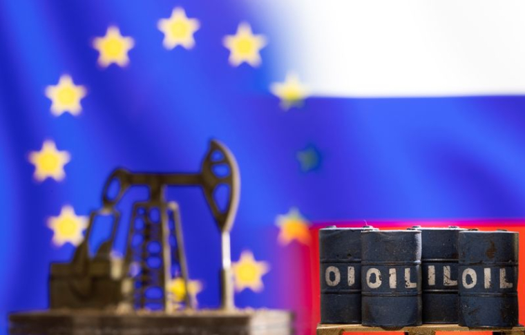Illustration de modèles de barils de pétrole et d'une pompe devant les drapeaux de l'UE et de la Russie