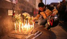 Un homme allume des bougies lors d'une veillée à la mémoire du manifestant Eduardo Ruiz, décédé lors d'une manifestation contre le président par intérim du Pérou, José Jeri, à Lima, le 16 octobre 2025 ( AFP / CONNIE FRANCE )
