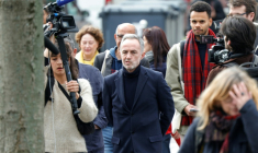 Emmanuel Grégoire (c), candidat socialiste (PS) à la mairie de Paris, entouré par des journalistes, déambule dans le quartier des Olympiades à Paris, dans le cadre de sa campagne électorale au lendemain du 1er tour des municipales ( AFP / GEOFFROY VAN DER HASSELT )