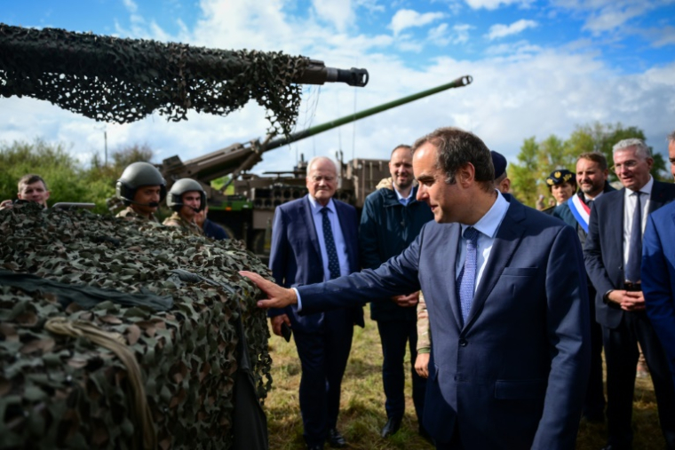 Le ministre des Armées, Sébastien Lecornu (c), visite la 6e brigade blindée légère du premier régiment de Spahis au Camp de Billard à Beaumont-Les-Valence, près de Valence, le 1er septembre 2025 dans la Drôme ( AFP / OLIVIER CHASSIGNOLE )