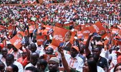 Des partisans du président ivoirien Alassane Ouattara, le 21 juin 2025 à Abidjan lors d'un rassemblement du parti au pouvoir ( AFP / Sia KAMBOU )