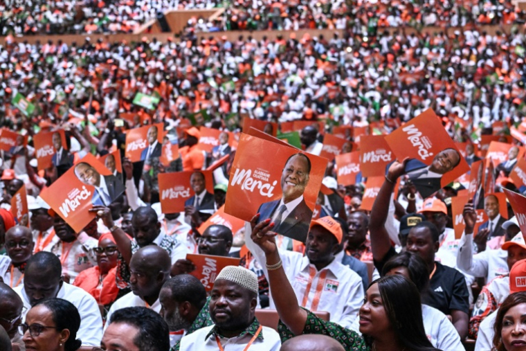 Des partisans du président ivoirien Alassane Ouattara, le 21 juin 2025 à Abidjan lors d'un rassemblement du parti au pouvoir ( AFP / Sia KAMBOU )
