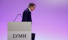 Bernard Arnault, président-directeur général de LVMH Moët Hennessy Louis Vuitton, quitte la salle après son discours lors de la présentation des résultats annuels 2024 de LVMH Moët Hennessy Louis Vuitton à Paris