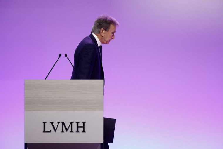 Bernard Arnault, président-directeur général de LVMH Moët Hennessy Louis Vuitton, quitte la salle après son discours lors de la présentation des résultats annuels 2024 de LVMH Moët Hennessy Louis Vuitton à Paris