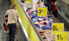 Une cliente dans un supermarché près de Paris