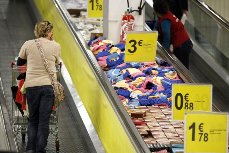 Une cliente dans un supermarché près de Paris