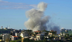 Un épais nuage de fumée s'élève après une frappe aérienne israélienne dans un secteur de la ville de Nabatiyé, dans le sud du Liban, le 11 avril 2026 ( AFP / Abbas FAKIH )