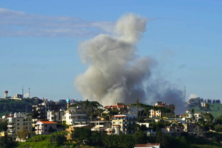 Un épais nuage de fumée s'élève après une frappe aérienne israélienne dans un secteur de la ville de Nabatiyé, dans le sud du Liban, le 11 avril 2026 ( AFP / Abbas FAKIH )