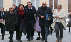 Le Premier Ministre Sébastien Lecornu, entouré de membres de son gouvernement,  sort du ministère de l'Intérieur après une réunion,  le 16 janvier 2026 à Paris ( POOL / Thomas SAMSON )