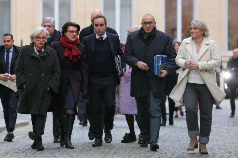 Le Premier Ministre Sébastien Lecornu, entouré de membres de son gouvernement,  sort du ministère de l'Intérieur après une réunion,  le 16 janvier 2026 à Paris ( POOL / Thomas SAMSON )