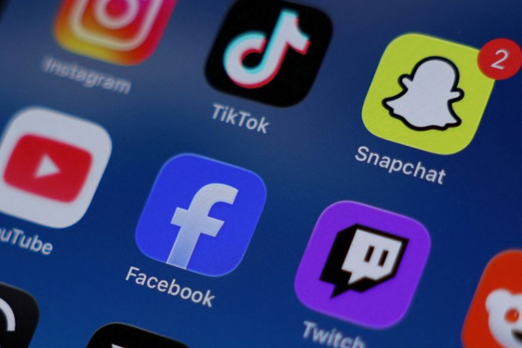 Des applications de médias sociaux sont affichées sur un téléphone portable
