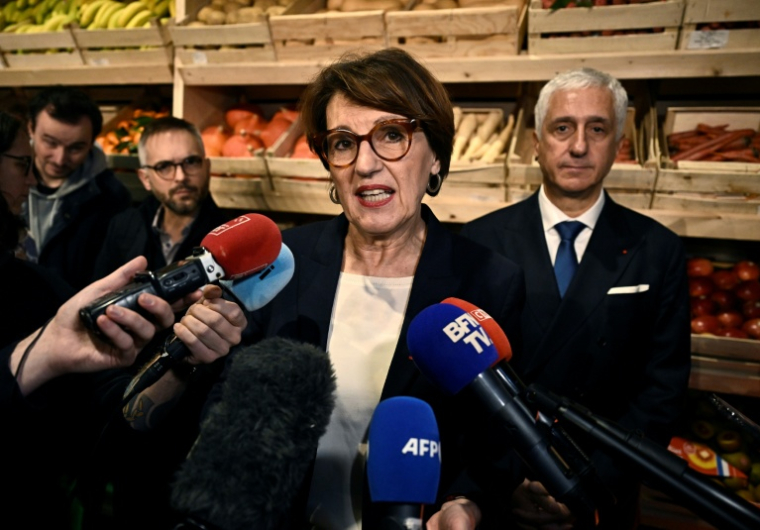 La ministre de l'Agriculture Annie Genevard fait une déclaration à la presse lors du lancement des "conférences de la souveraineté alimentaire" au marché de gros de Rungis, le 8 décembre 2025 au sud de Paris ( AFP / JULIEN DE ROSA )