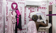 Une patiente passe une mammographie dans une unité mobile, à Johannesburg, en Afrique du Sud, le 28 novembre 2023 ( AFP / Roberta Ciuccio )