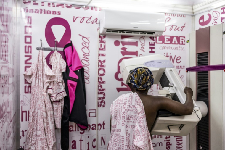 Une patiente passe une mammographie dans une unité mobile, à Johannesburg, en Afrique du Sud, le 28 novembre 2023 ( AFP / Roberta Ciuccio )
