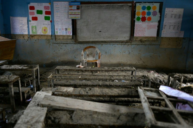 Une salle d'école dévastée par la crue dans le nord du Népal, le 30 août 2026 à Galchi dans le district de Dhading ( AFP / Manan VATSYAYANA )