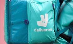 Un livreur Deliveroo à vélo circule à Londres