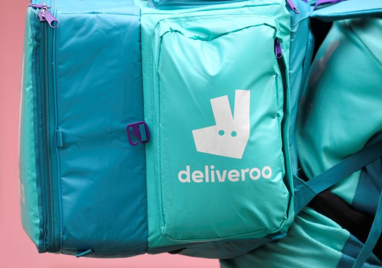 Un livreur Deliveroo à vélo circule à Londres