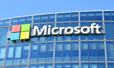 Microsoft a une fois de plus dépassé les attentes des marchés avec des résultats en hausse au troisième trimestre de son exercice décalé, qui a été marqué par une poursuite de l'ascension des activités en nuages ("cloud") ( AFP / Martin LELIEVRE )