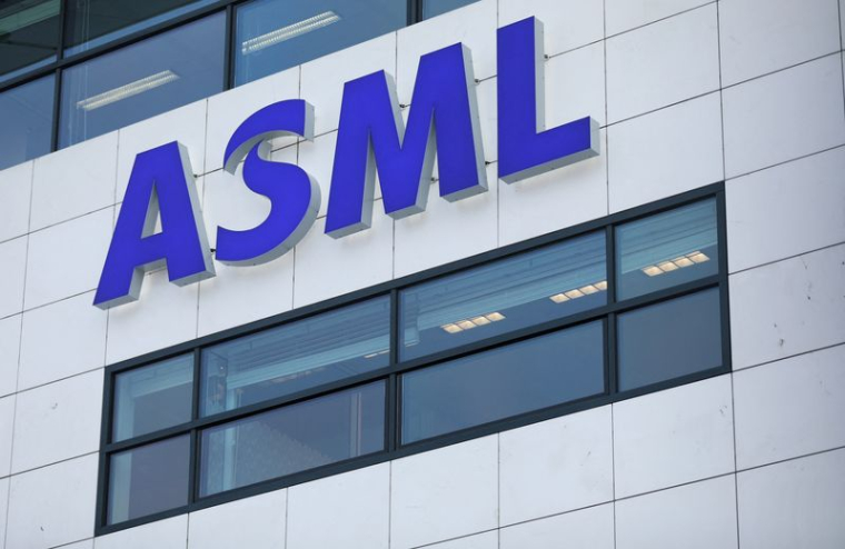 Le logo d'ASML au siège de la société à Eindhoven