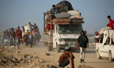 Des Palestiniens en route pour Gaza-ville, à Nousseirat, dans le centre de la bande de Gaza, le 11 octobre 2025 ( AFP / Eyad BABA )