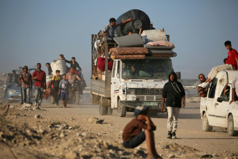 Des Palestiniens marchent le long de la route côtière dans le centre de la bande de Gaza en direction de la ville de Gaza, dans le nord, le 11 octobre 2025 ( AFP / Eyad BABA )