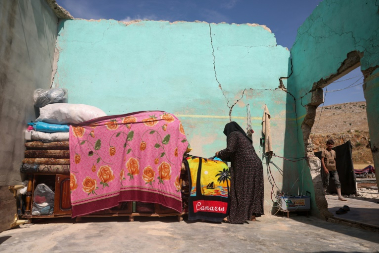 Souad Othman dans les décombres de sa maison, le 22 mai 2025 à al-Hawach, en Syrie ( AFP / Omar HAJ KADOUR )
