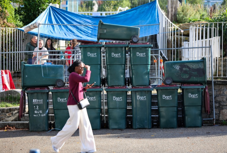 L'entrée d'un lycée à Brest bloquée par des poubelles le 13 octobre 2026 ( AFP / FRED TANNEAU )