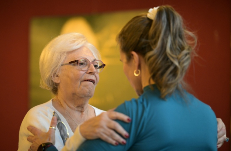 Une personne âgée, souffrant de la maladie de Parkinson, danse avec la professeure de tango Laura Segade lors d'une séance de "tango-thérapie" à Buenos Aires le 26 août 2025 ( AFP / JUAN MABROMATA )