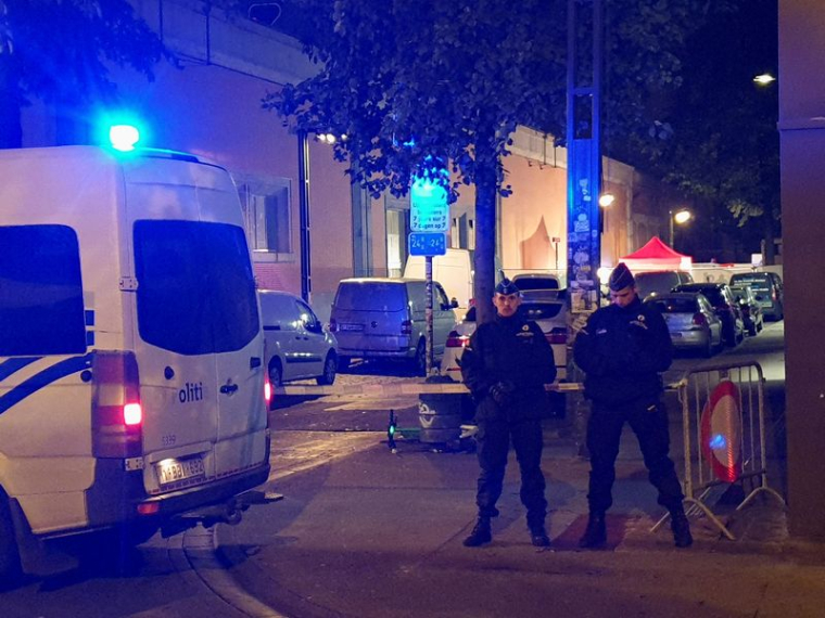 Des policiers belges montent la garde après une attaque au cours de laquelle un policier a été tué, à Bruxelles