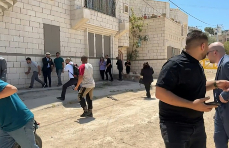 Des diplomates étrangers font l'objet de tirs de sommation de l'armée israélienne lors d'une visite à Jénine, en Cisjordanie occupée, le 21 mai 2025. ( AFPTV / Mohammad Ateeq )