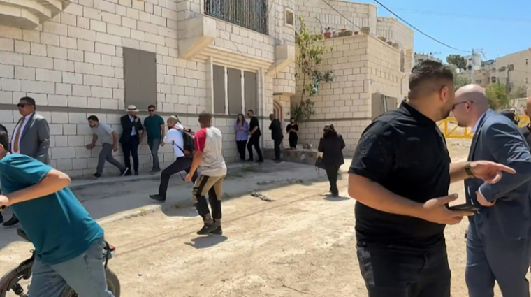 Des diplomates étrangers font l'objet de tirs de sommation de l'armée israélienne lors d'une visite à Jénine, en Cisjordanie occupée, le 21 mai 2025. ( AFPTV / Mohammad Ateeq )